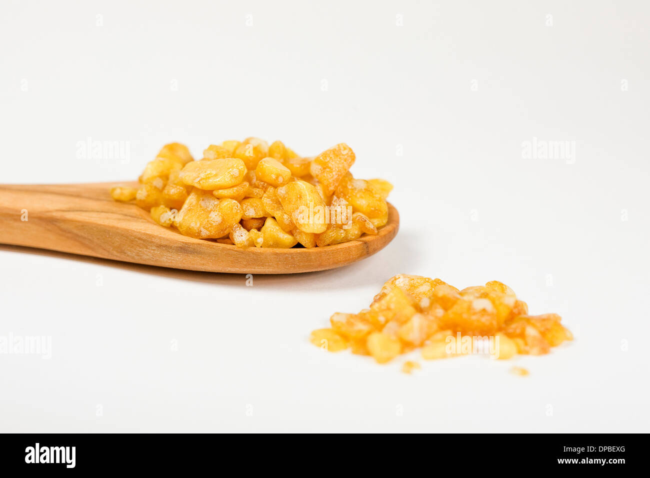 Des plumes pour la cuisson sur le nid d'une cuillère en bois. Banque D'Images