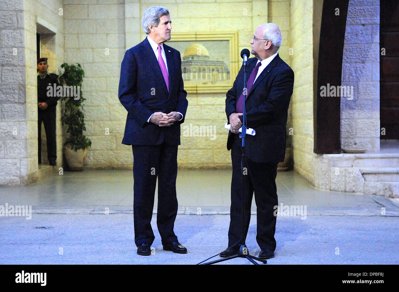 Le négociateur palestinien Saeb Erekat répond aux journalistes avec le Secrétaire Kerry en Cisjordanie Banque D'Images