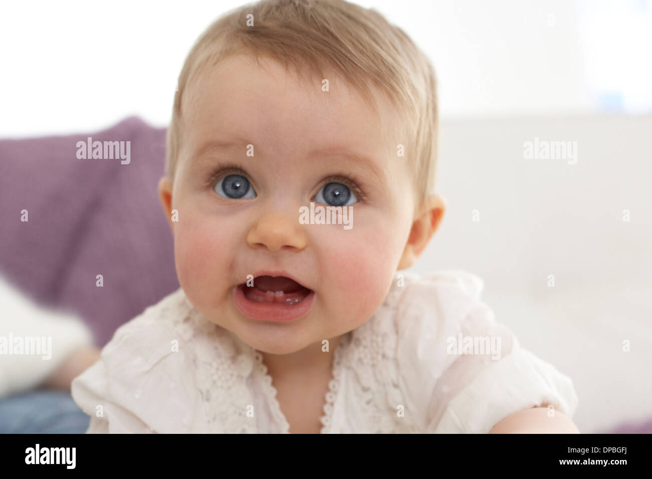 Portrait of baby girl avec la bouche ouverte montrant les dents d'abord Banque D'Images