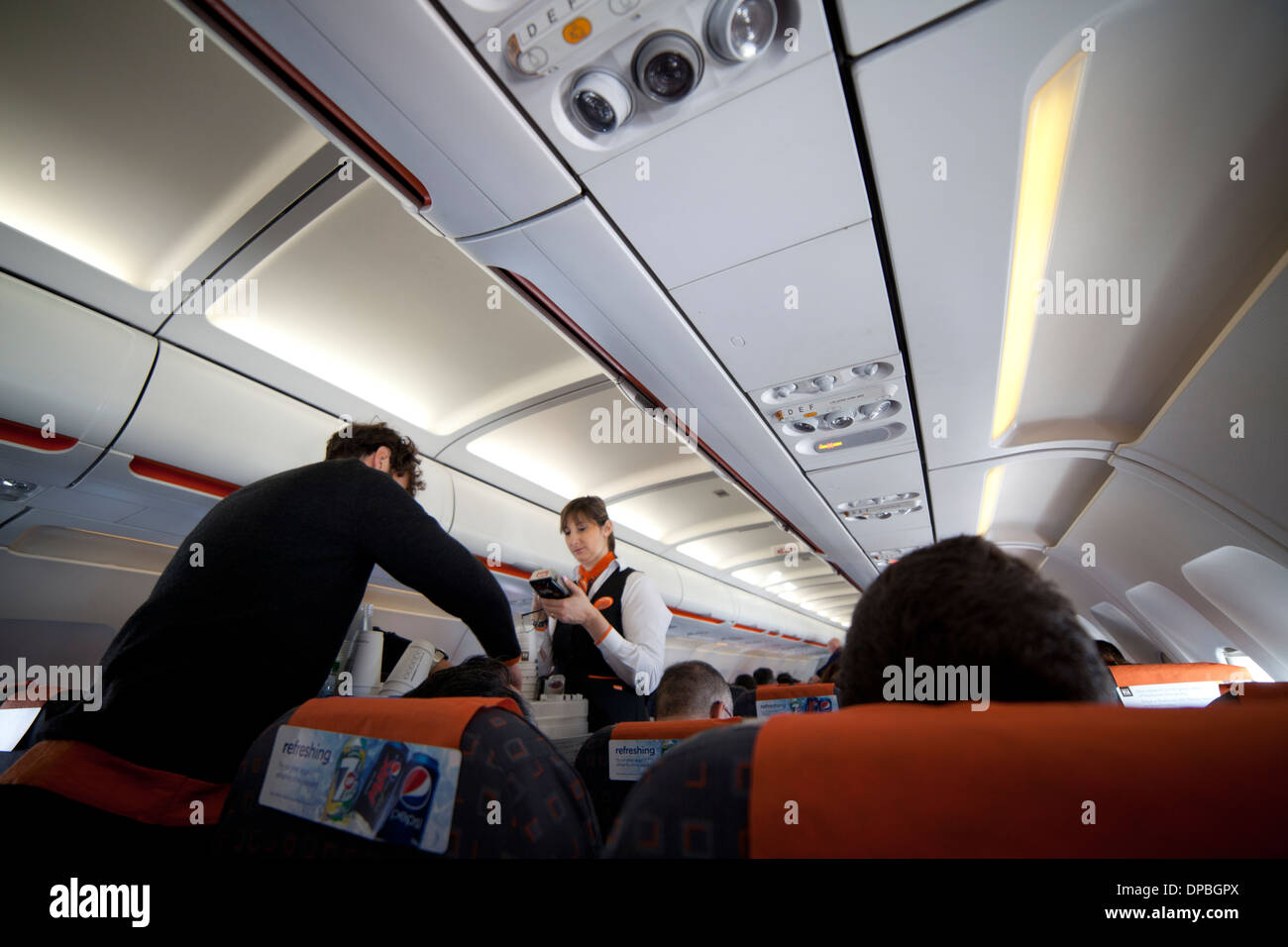 Hotesse De L Equipage De Cabine De L Airbus D Easyjet Portant Des Boissons Aux Voyageurs Photo Stock Alamy