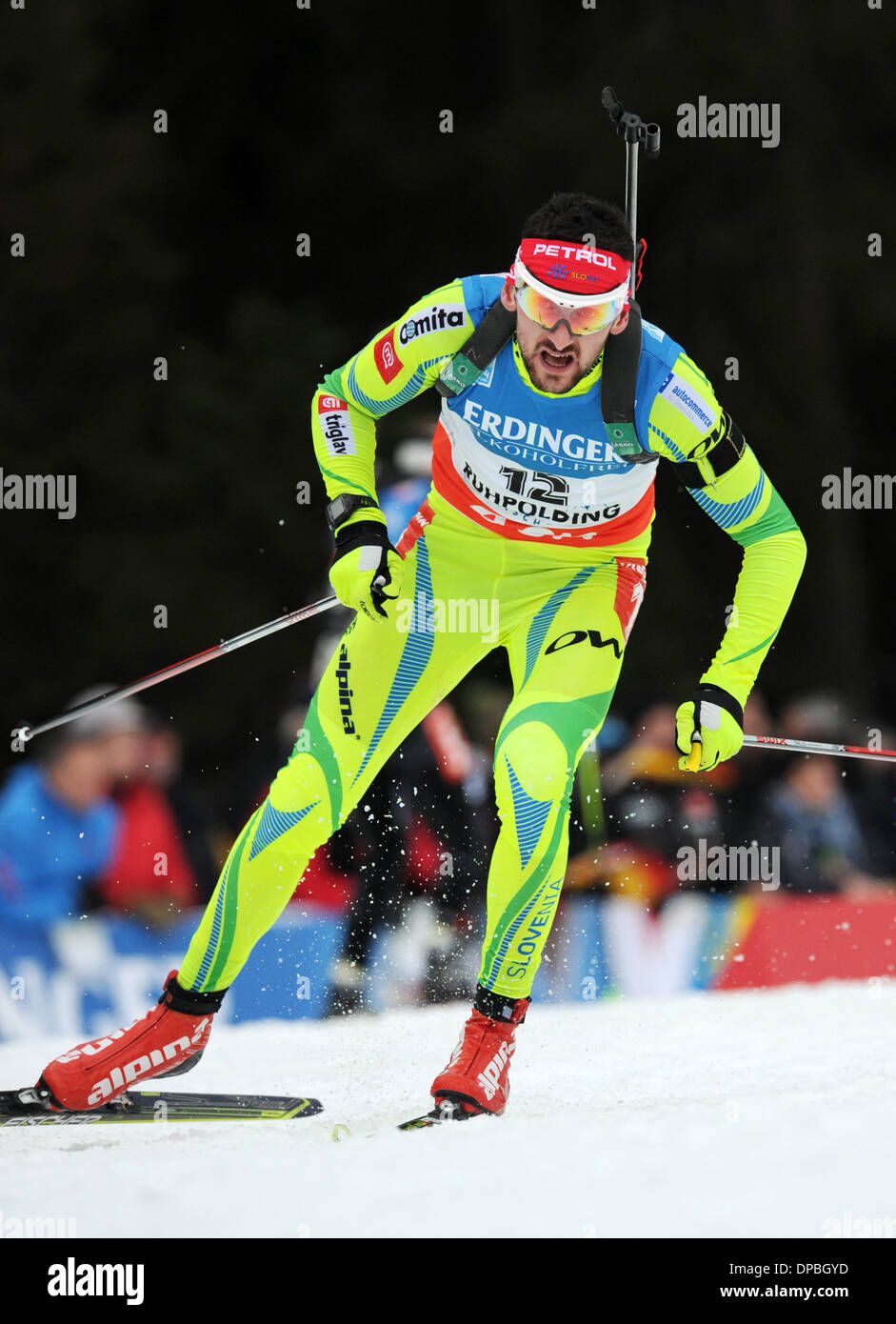 Inzell, Allemagne. Jan 11, 2014. La Slovénie a Jakov Fak en compétition dans l'épreuve du 20 km course de la Coupe du Monde de biathlon à Chiemgau Arena à Ruhpolding, en Allemagne, le 11 janvier 2014. Il a pris la quatrième place. Photo : Tobias HASE/dpa/Alamy Live News Banque D'Images