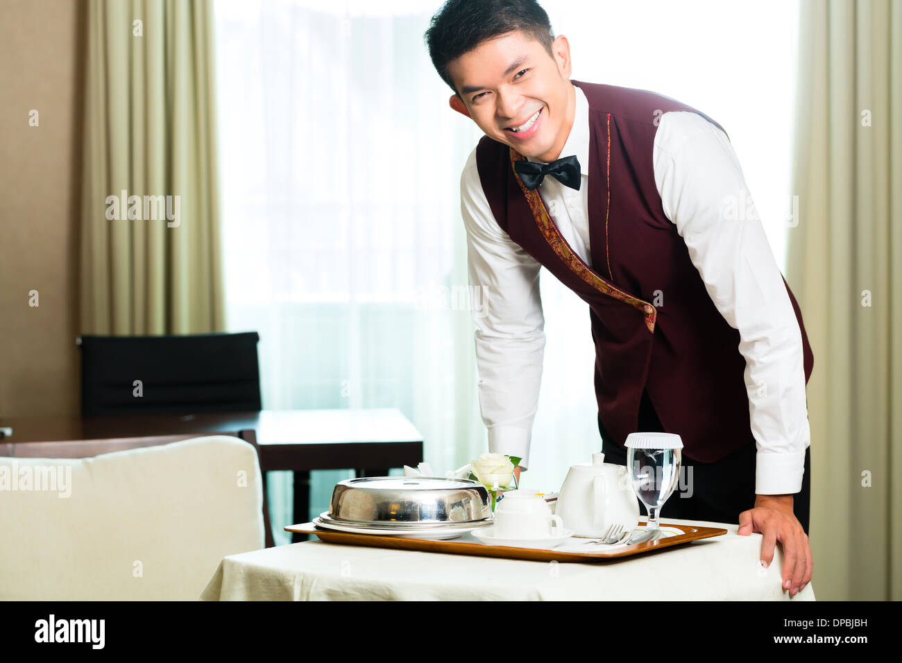 Service en chambre Chinoise Asiatique ou serveur, vous pourrez gérer les  aliments dans une chambre d'hôtel de luxe ou grand Photo Stock - Alamy