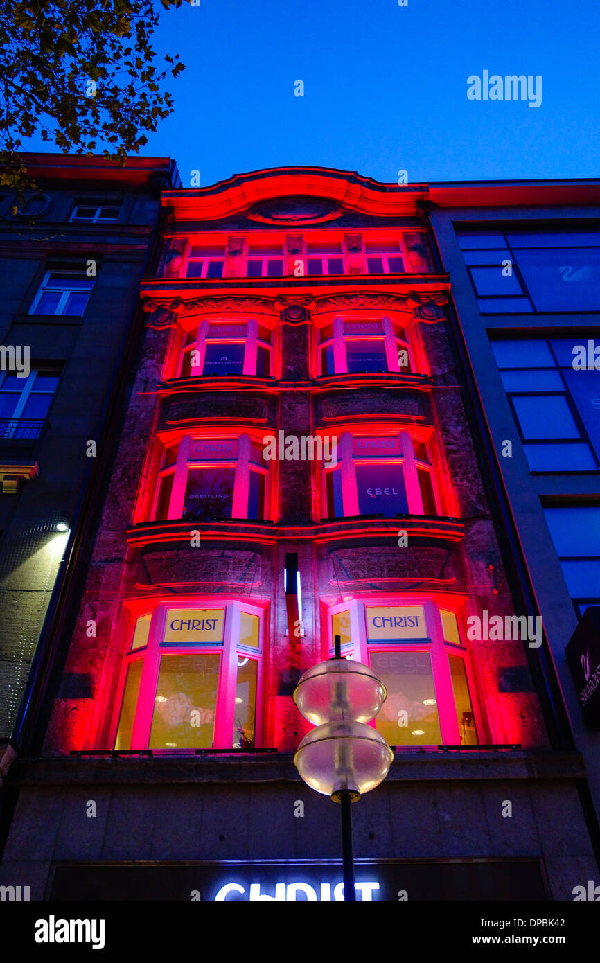 Maison illuminée de couleur à Munich Neuhauser Strasse, la rue commerçante Banque D'Images