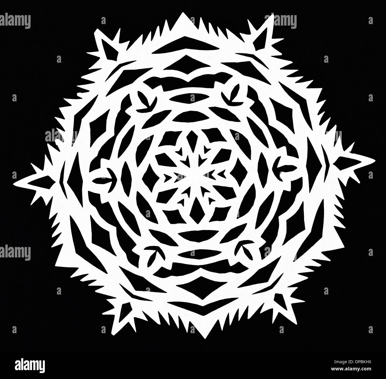 Couper la main en blanc sur fond de papier noir flocon Banque D'Images