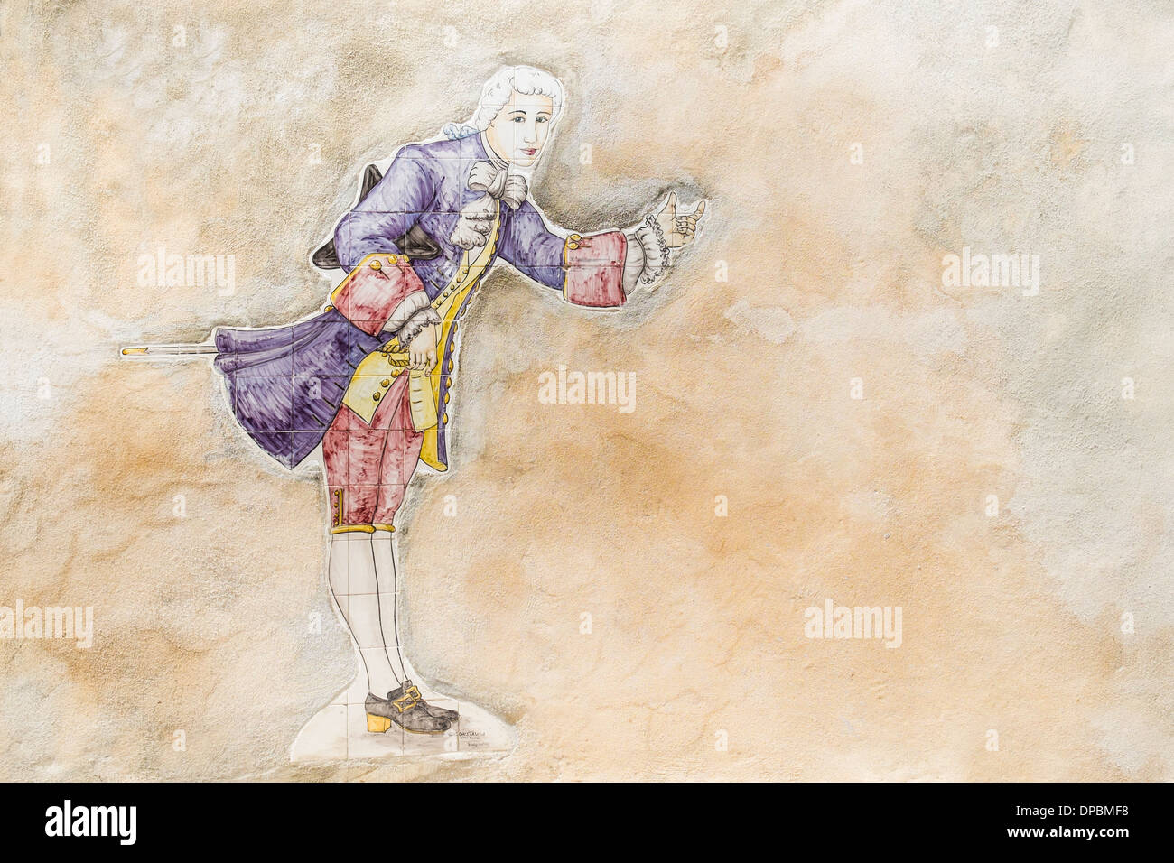 Carreaux peints technique azulejo  sur la façade d'un immeuble dans le quartier historique de Faro montrant un serviteur en livrée d'effectuer Banque D'Images