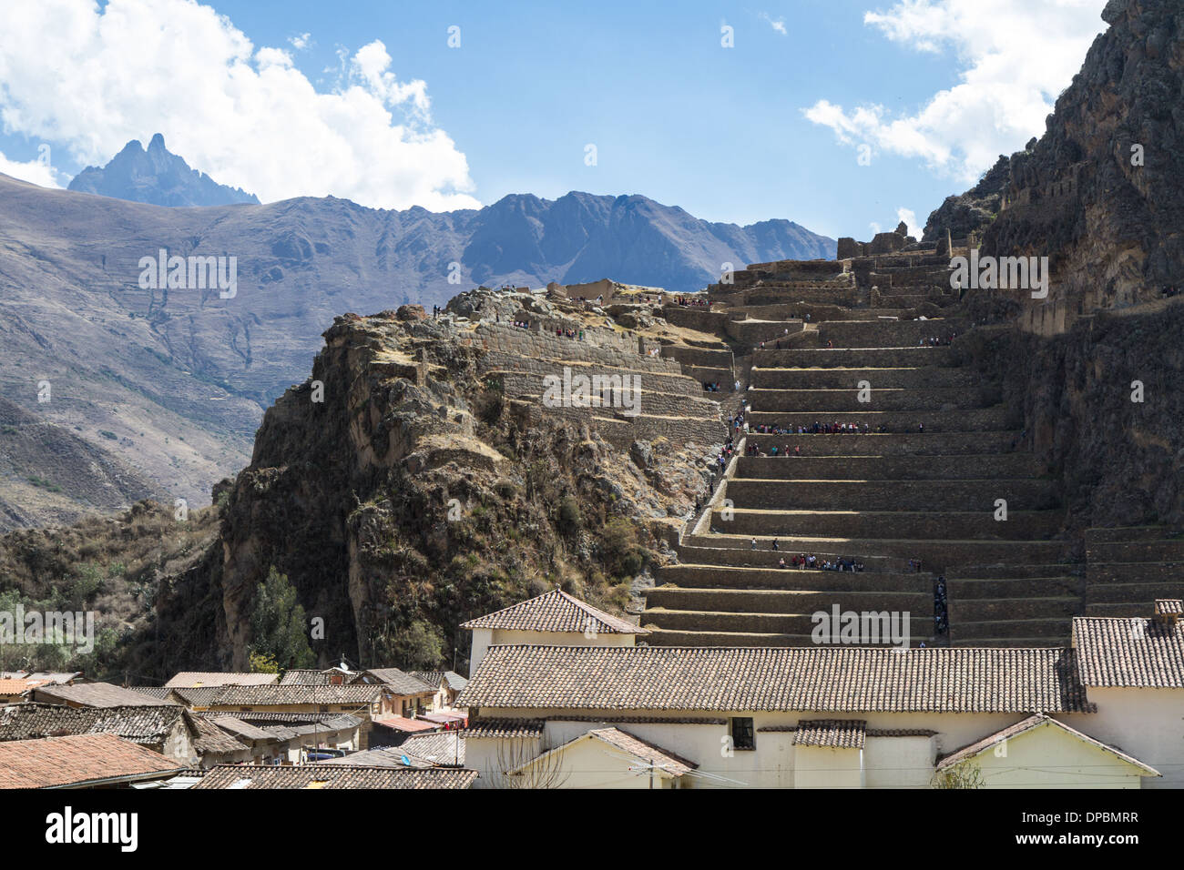 Vue sur le village de ruines inca Ollanta avec en arrière-plan, Pérou Banque D'Images