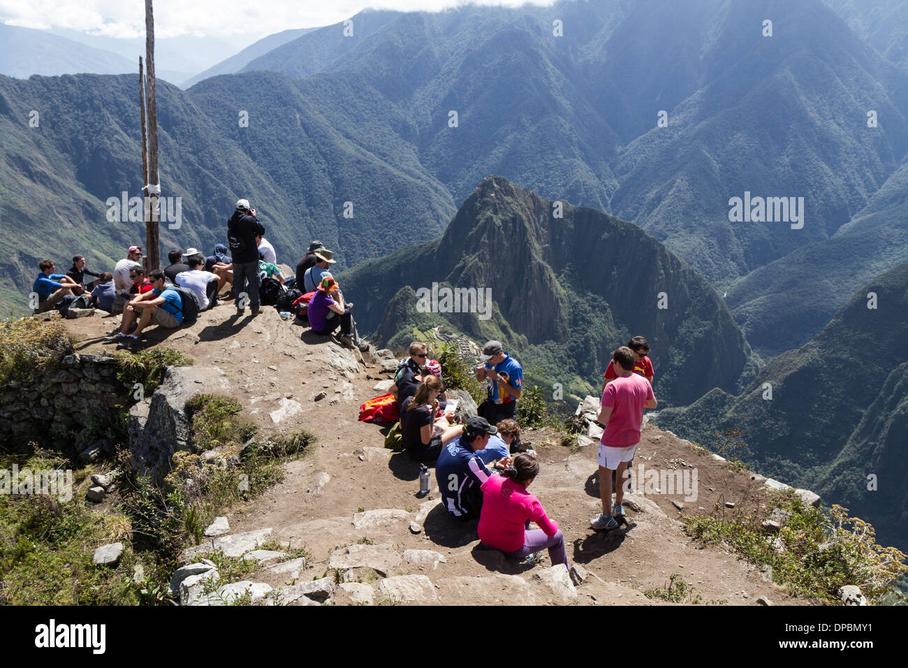 Randonneurs sur le haut de la montagne du Machu picchu, Pérou Banque D'Images