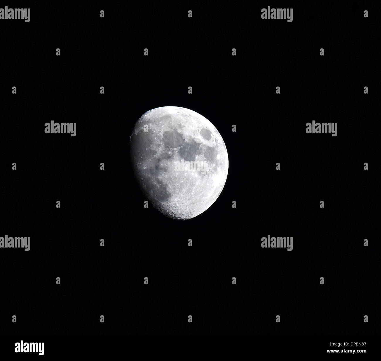 Aberystwyth, Pays de Galles, Royaume-Uni. 11 janvier 2014. Météo France : que la température tombe en dessous de zéro le temps froid, claire donne une bonne vue de la Lune gibbeuse au-dessus des montagnes de l'ouest du pays de Galles. Crédit : John Gilbey/Alamy Live News. Banque D'Images