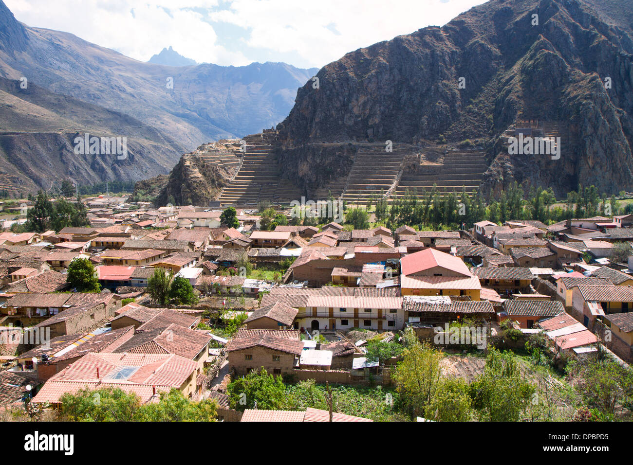 Vue sur le village de ruines inca Ollanta avec en arrière-plan, Pérou Banque D'Images