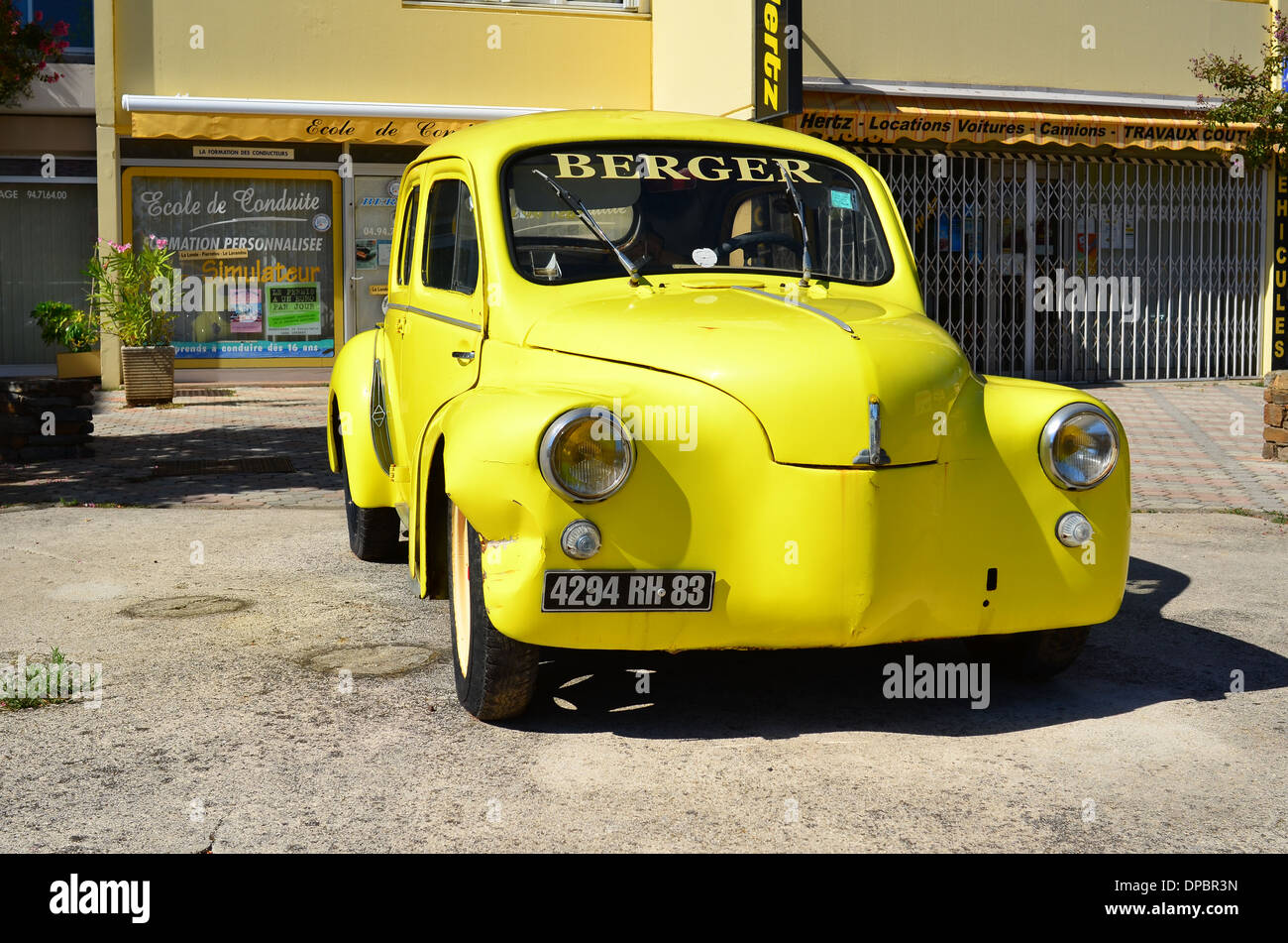 LE LAVANDOU, FRANCE - 15 septembre 2013 : vieille voiture jaune en face de l'école de conduite en cote azur, France Banque D'Images