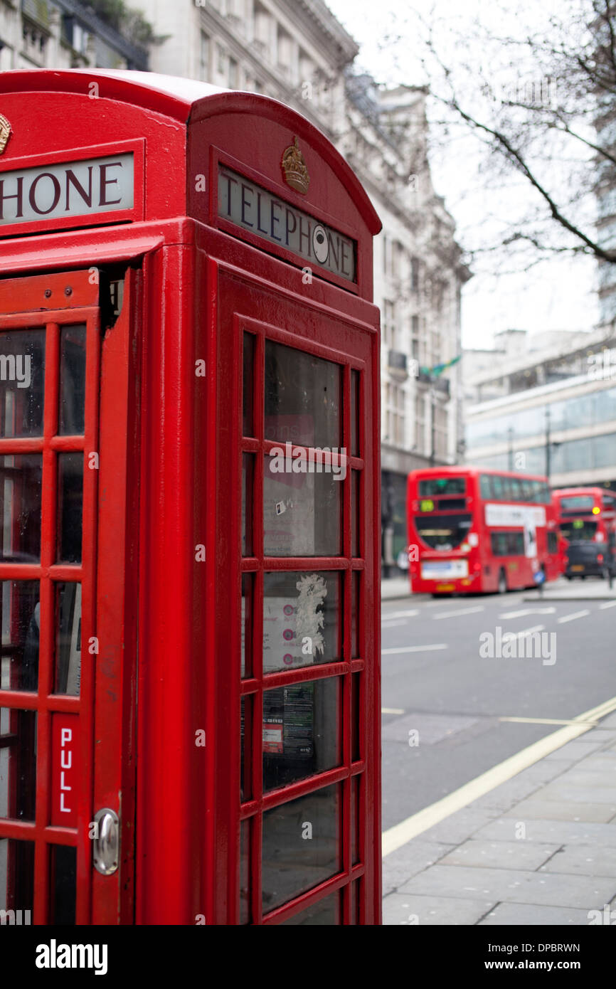 Cabine téléphonique rouge et bus à impériale à Londres Banque D'Images