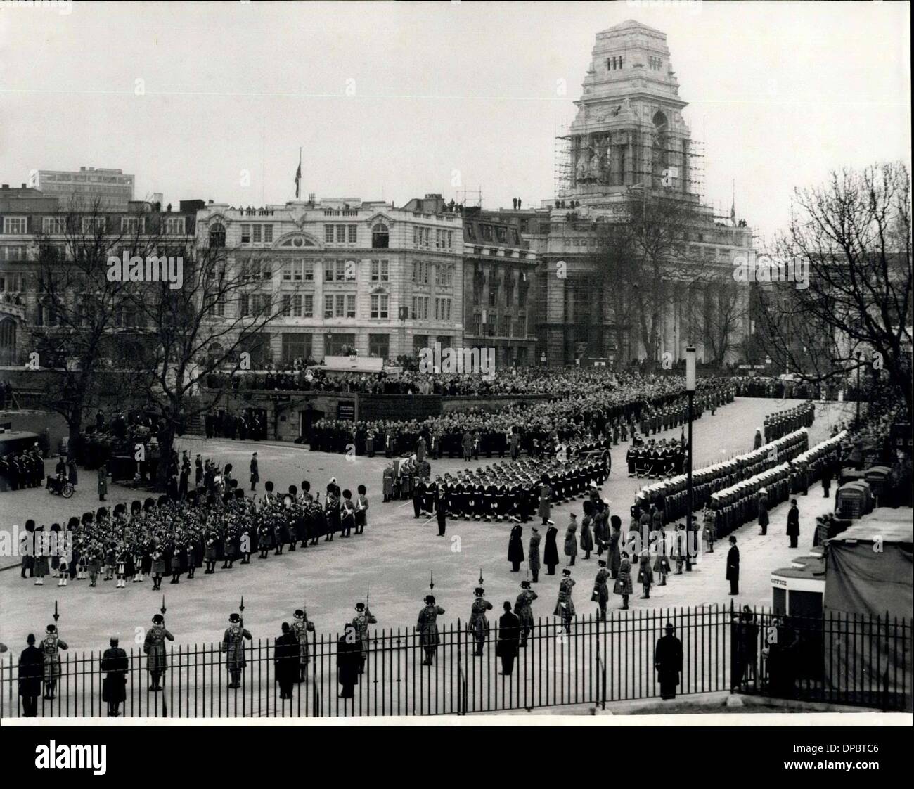 30 janvier 1965 - Funérailles d'état de Sir Winston Churchill : à la cornemuse des tuyaux, porteurs transportent le cercueil de Sir Winston Churchill, passé l'historique de Tpwer Londres, sur le chemin de Tower Pier. Dans l'arrière-plan Le Port de Londres. Sir Winston était et frère aîné de Trinity House. (Crédit Image : © Keystone Photos USA/ZUMAPRESS.com) Banque D'Images