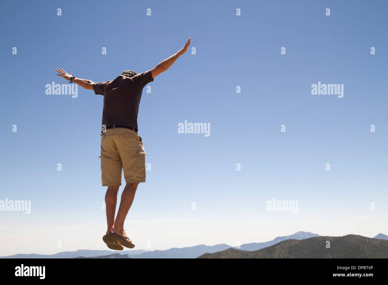 USA, Colorado, Rocky Mountain National Park, l'homme qui saute dans l'air Banque D'Images