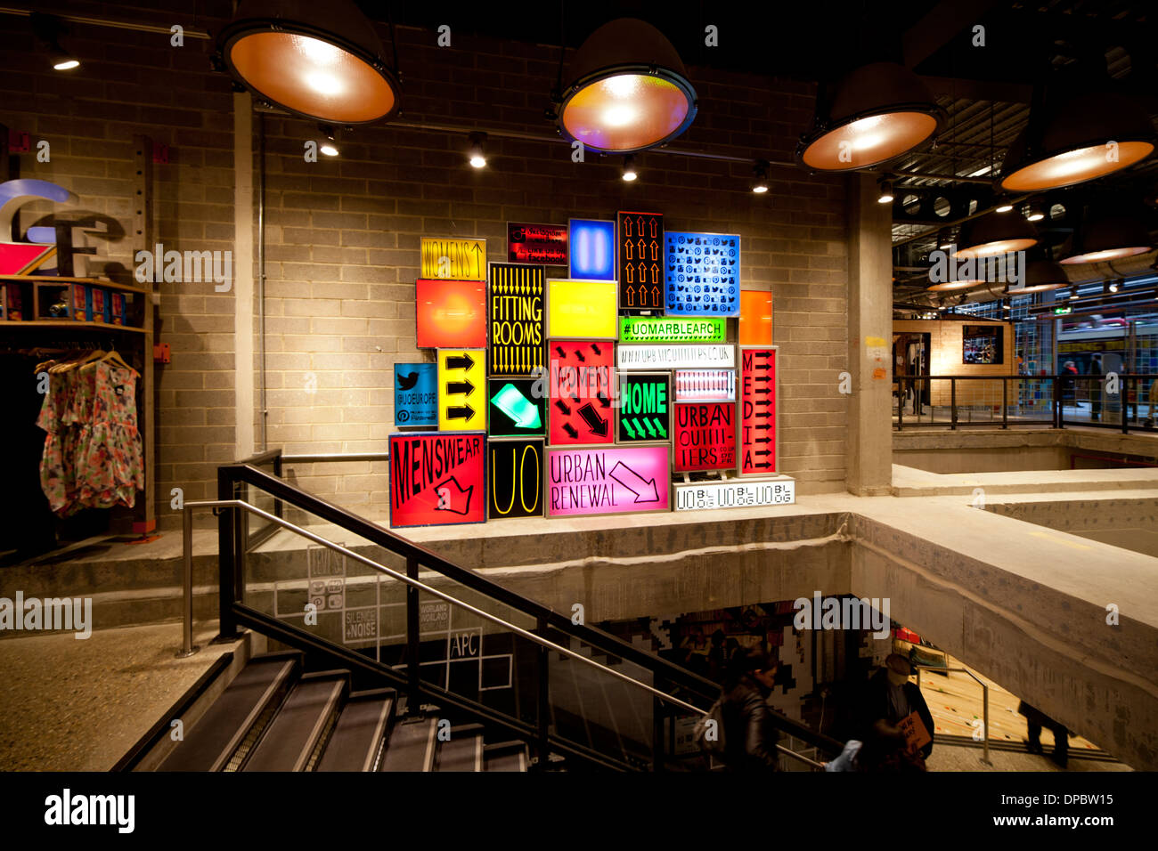 La musique moderne et une boutique de vêtements pour les jeunes et adolescents dans Oxford Street, London, UK Banque D'Images