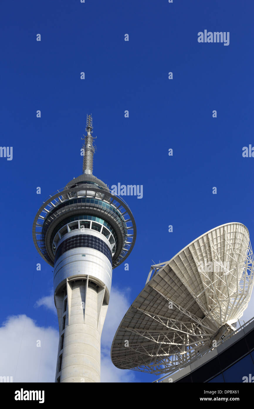 Sky Tower avec radio lave en premier plan, Sky City, Auckland, Nouvelle-Zélande Banque D'Images