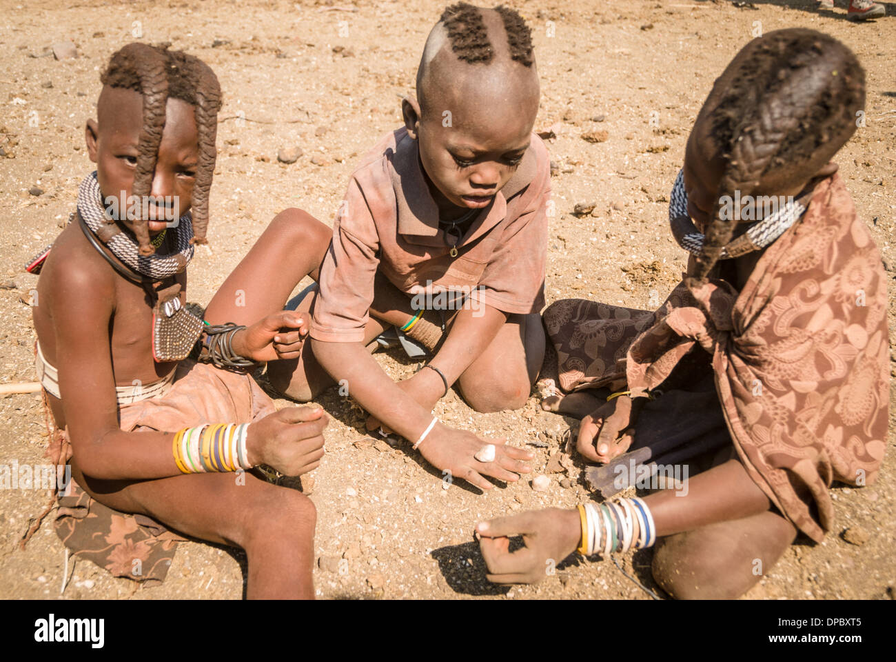 Enfants jouant Himba, village près d'Epupa Falls, Kunene, Namibie, Afrique du Sud Banque D'Images