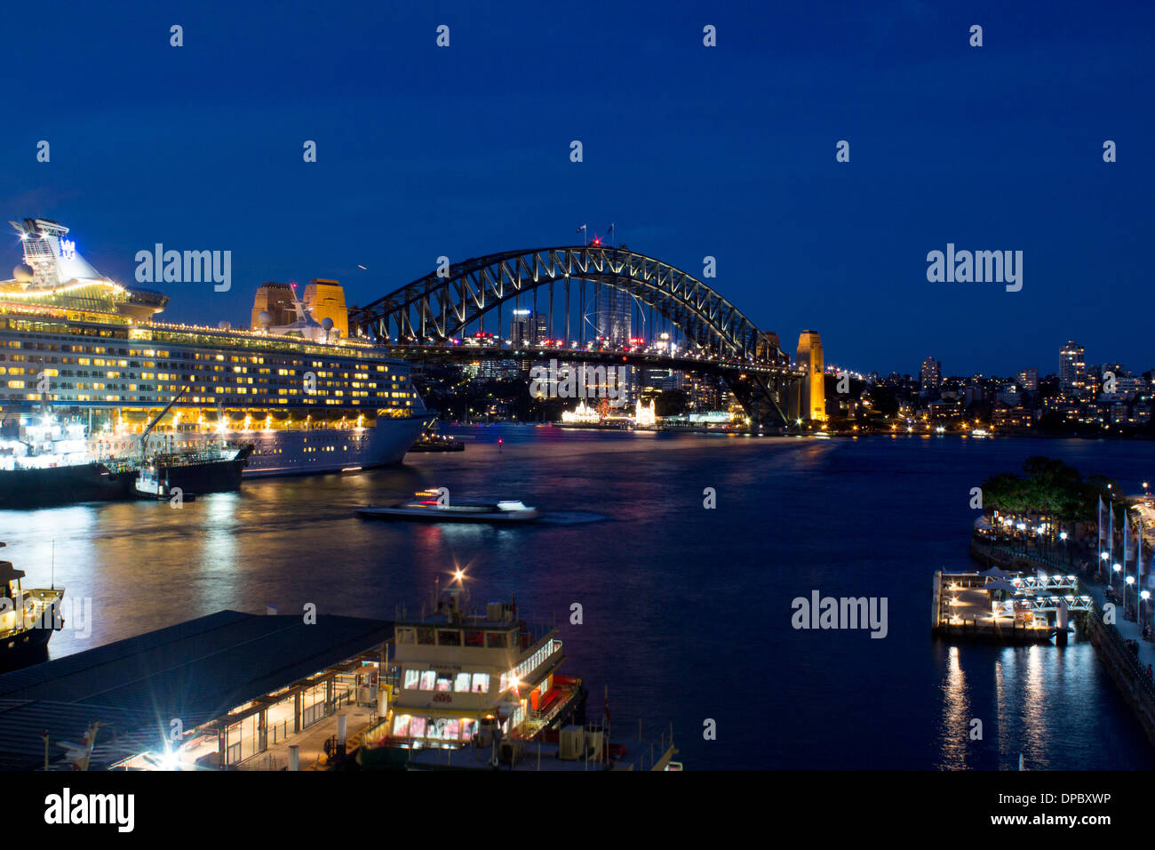 Circular Quay la nuit avec ferry au départ et le Harbour Bridge en arrière-plan Sydney NSW Australie Nouvelle Galles du Sud Banque D'Images