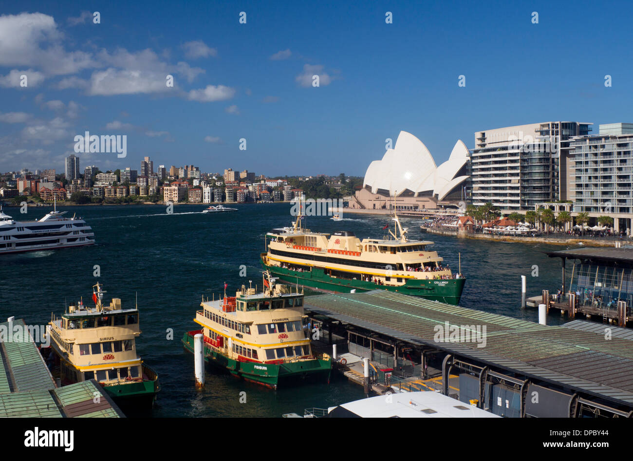 Circular Quay avec ferries arrivant et partant en arrière-plan et l'Opera House Sydney NSW Australie Nouvelle Galles du Sud Banque D'Images