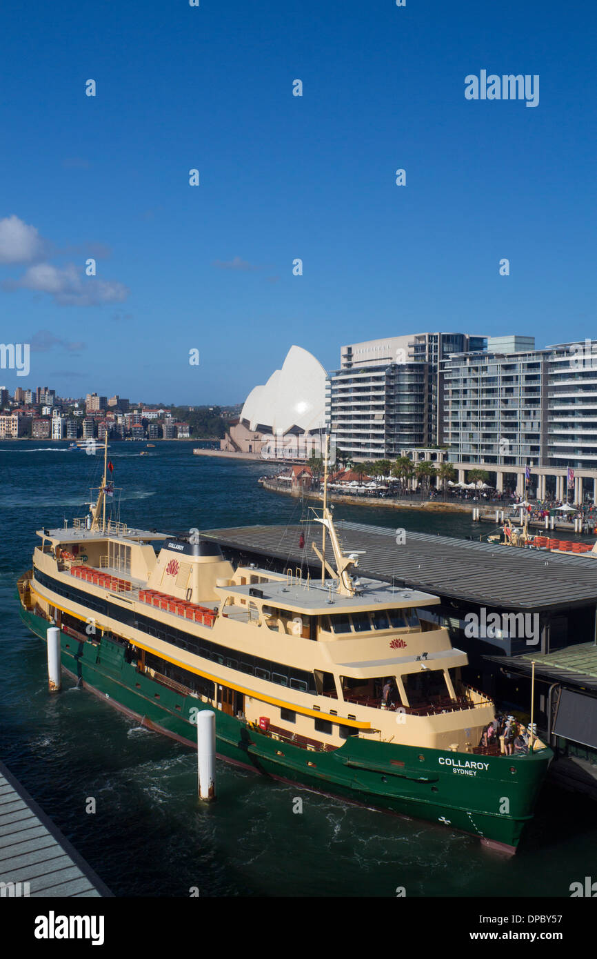 Avis de Circular Quay avec ferry amarré au quai et de l'Opéra en arrière-plan Sydney NSW Australie Nouvelle Galles du Sud Banque D'Images