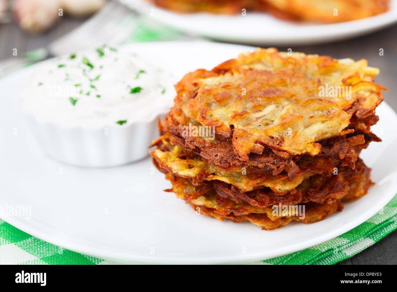 Galettes de pommes de terre avec crème sure Banque D'Images