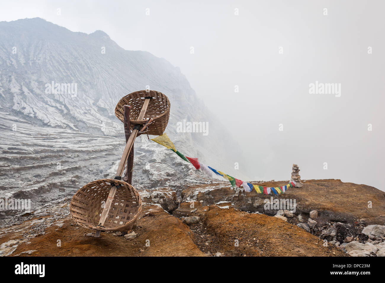 Les paniers abandonnés à proximité de soufre Kawah Ijen mine pendant une période d'éruptions dangereuses, Kawah Ijen, l'Indonésie, l'Asie. Banque D'Images