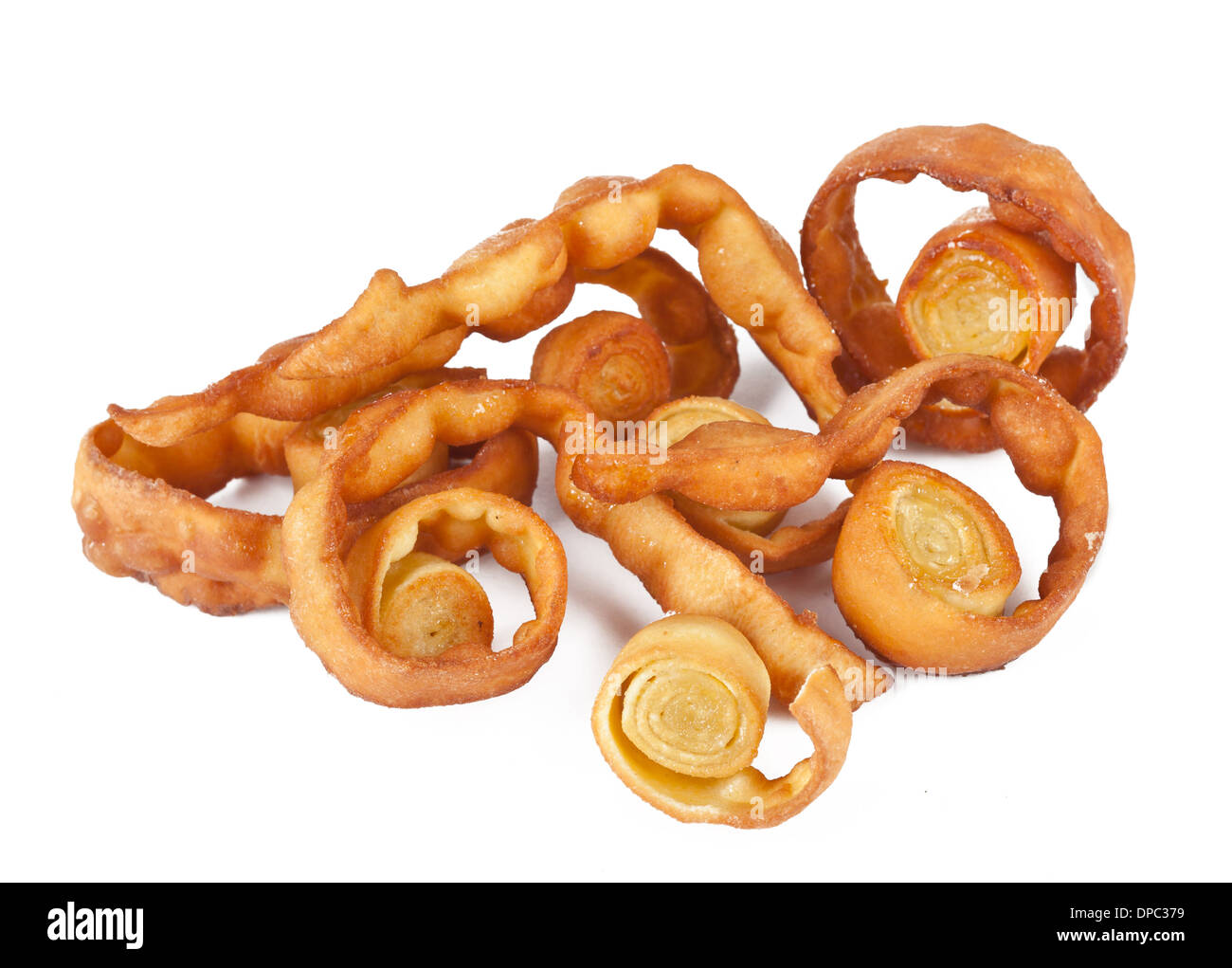 Dessert typique du carnaval italien, 'Chiacchiere' frites sur blanc. Banque D'Images