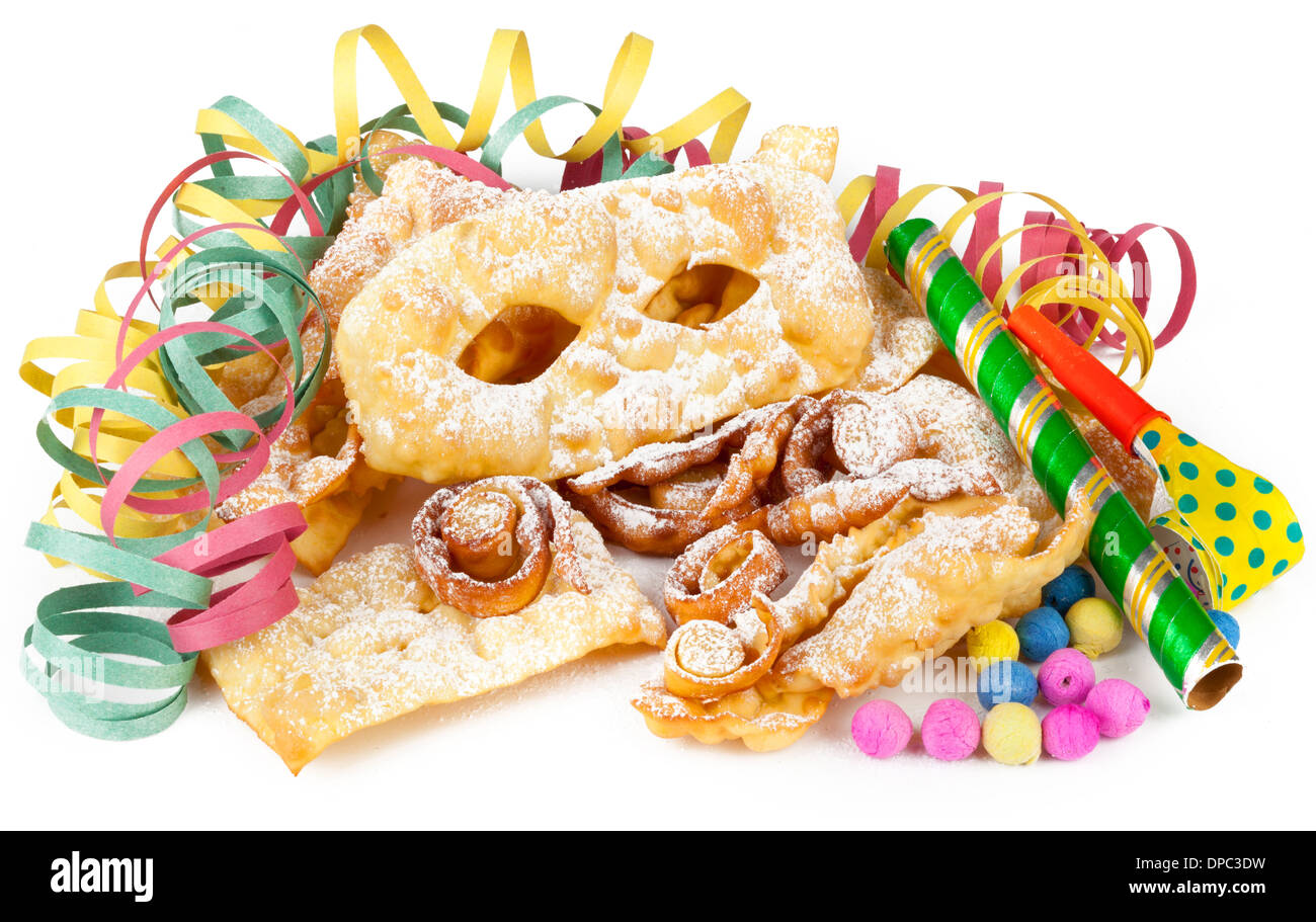 Dessert typiquement italien pour le carnaval, 'Chiacchiere' frites avec des jouets et de confettis. Banque D'Images