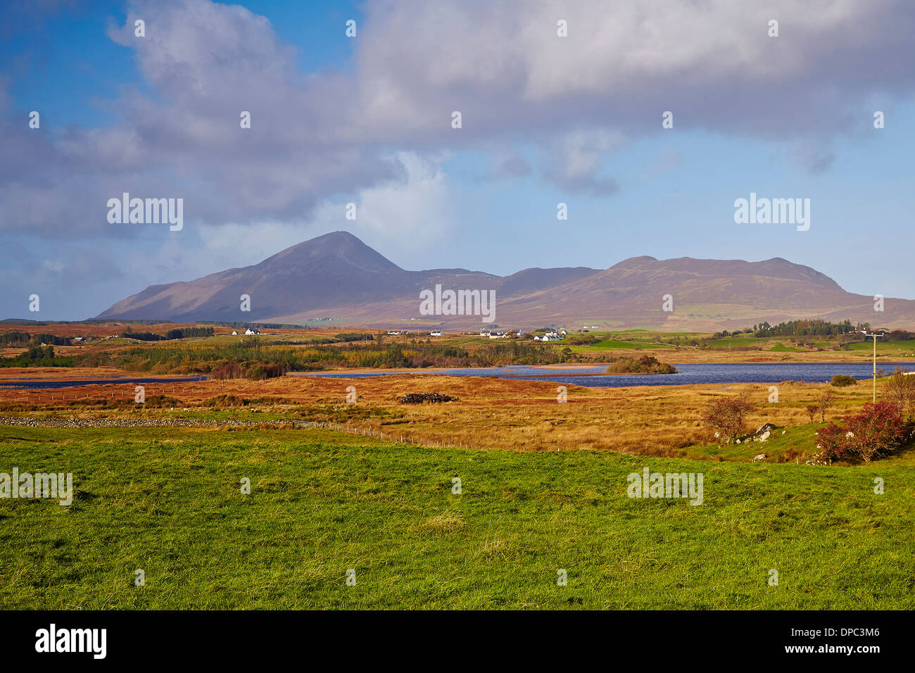 Co.Mayo montre paysage Moher Lac avec la montagne Croagh Patrick en arrière-plan Banque D'Images