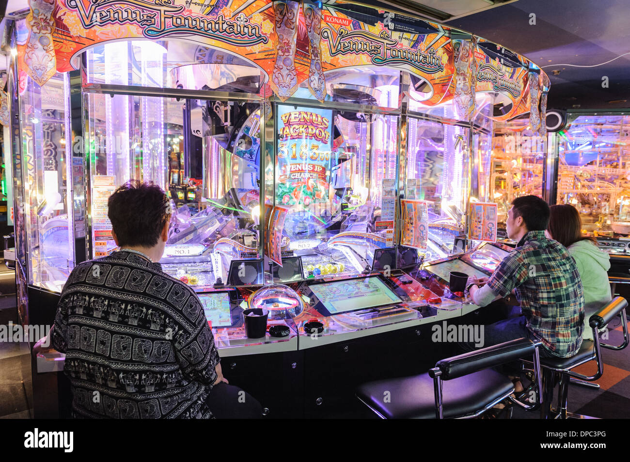 Les gens le jeu à une machine à sous, Hiroshima, Japon, Asie. Banque D'Images