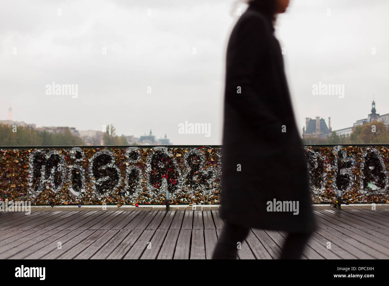 Paris. La France. Un homme marche seul sur le Pont des Arts, un pont pour piétons Banque D'Images