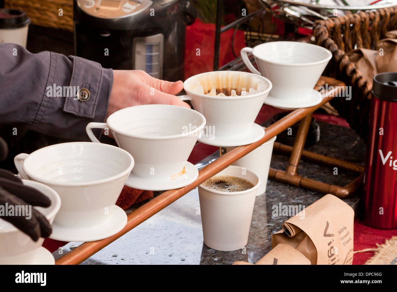 L'homme préparer le café avec café filtre manuel tasses Banque D'Images