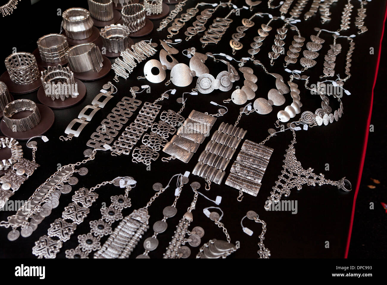 Womens bracelets manchettes en acier inoxydable sur l'affichage Banque D'Images