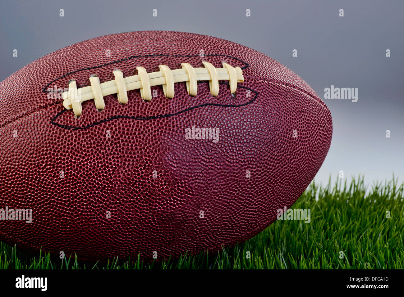 Football en cuir on Green grass field. Banque D'Images