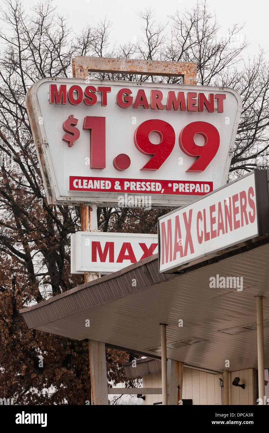 1,99 $ par vêtement Dry Cleaners sign - Virginia, USA Banque D'Images