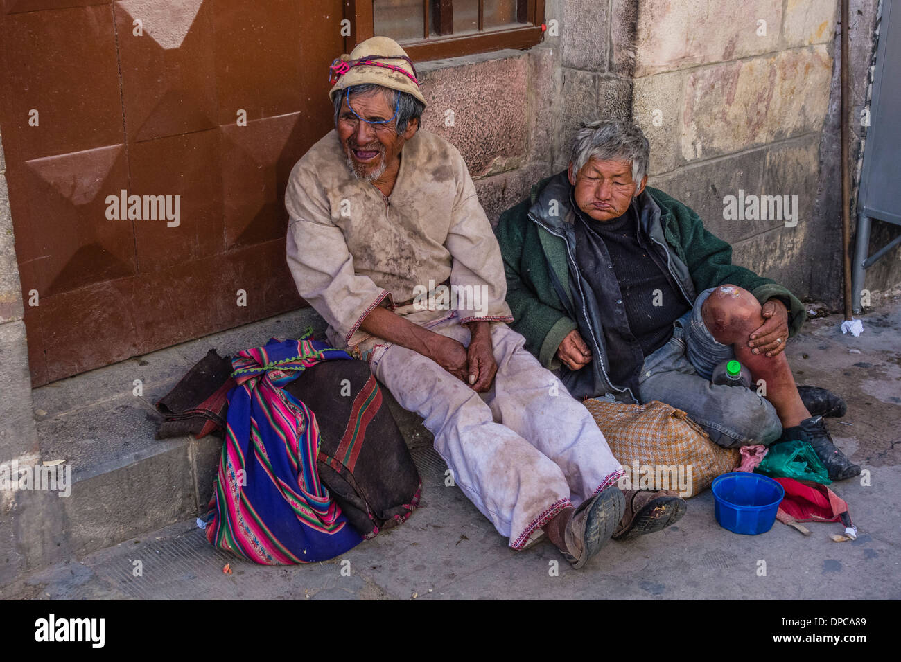 Les deux mendiants hommes assis sur le trottoir, la mendicité en Sucre, Bolivie. Banque D'Images