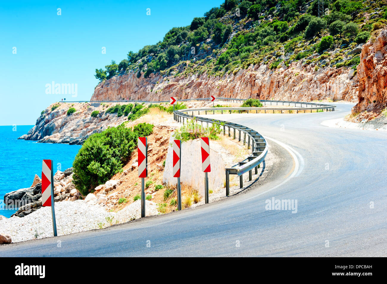 La signalisation routière d'avertir le tour dangereux dans les montagnes Banque D'Images