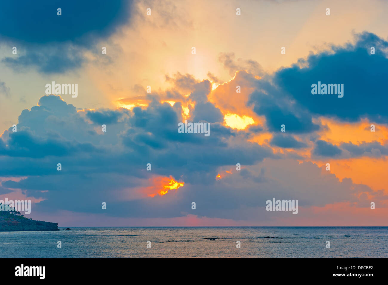 Scenic aube du ciel sur la mer par beau temps Banque D'Images