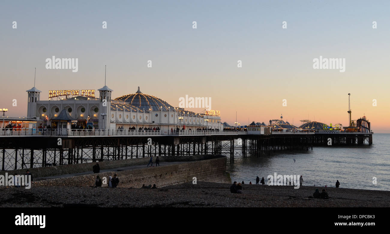 Coucher du soleil mer océan bleu orange calme ondulations du tabac crépuscule aube sunrise Palais Brighton Pier Banque D'Images