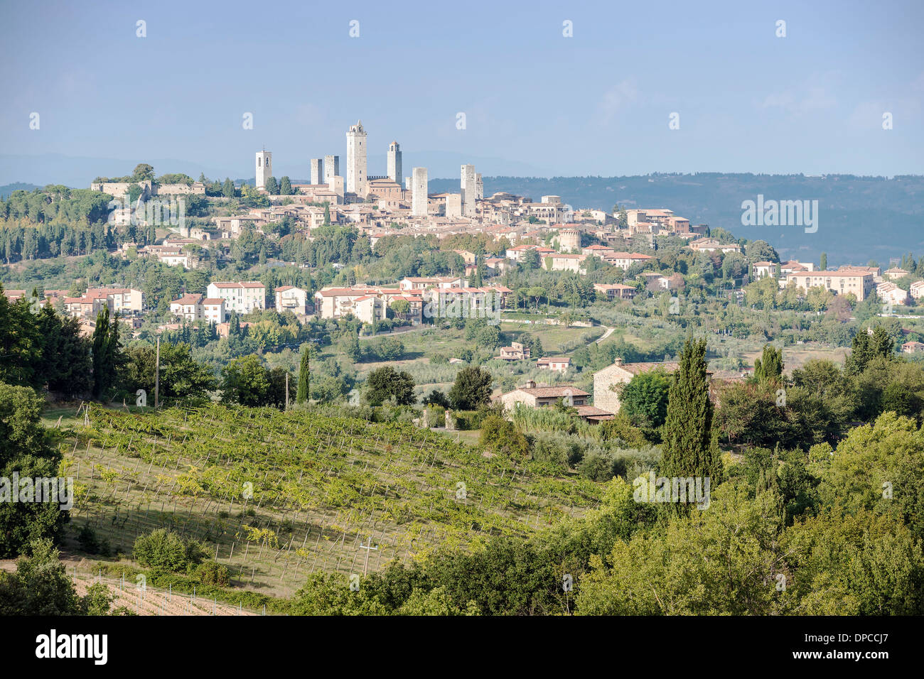 Vue sur San Gimignano en Toscane, Italie sur une journée ensoleillée en été Banque D'Images