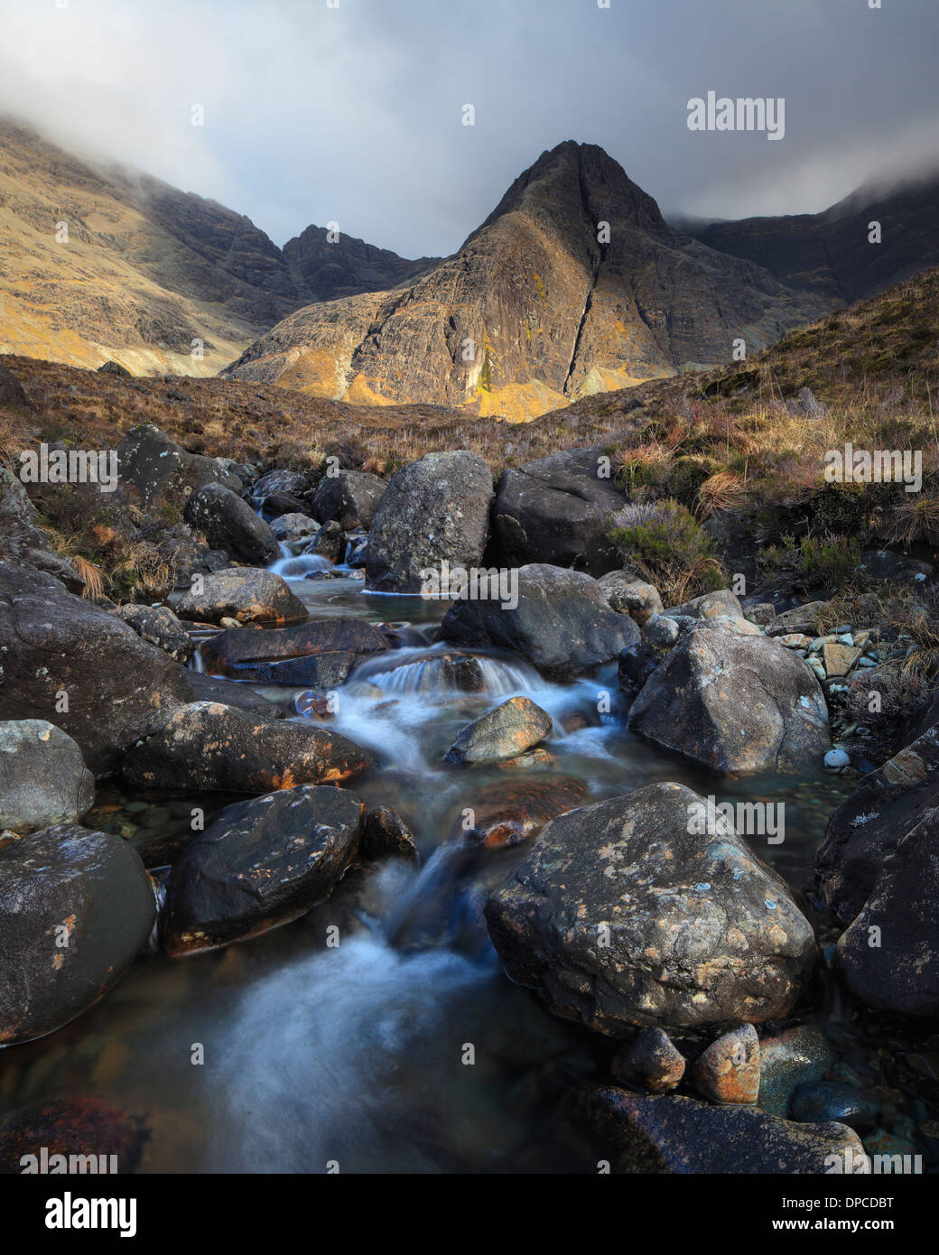 Piscines de fées à la fin de l'hiver dans la région de Glen cassantes sur l'île de Skye en Ecosse Banque D'Images