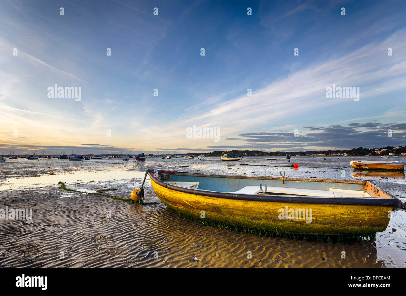Un voile jaune sur la plage de Sandbanks à Poole, Dorset Banque D'Images