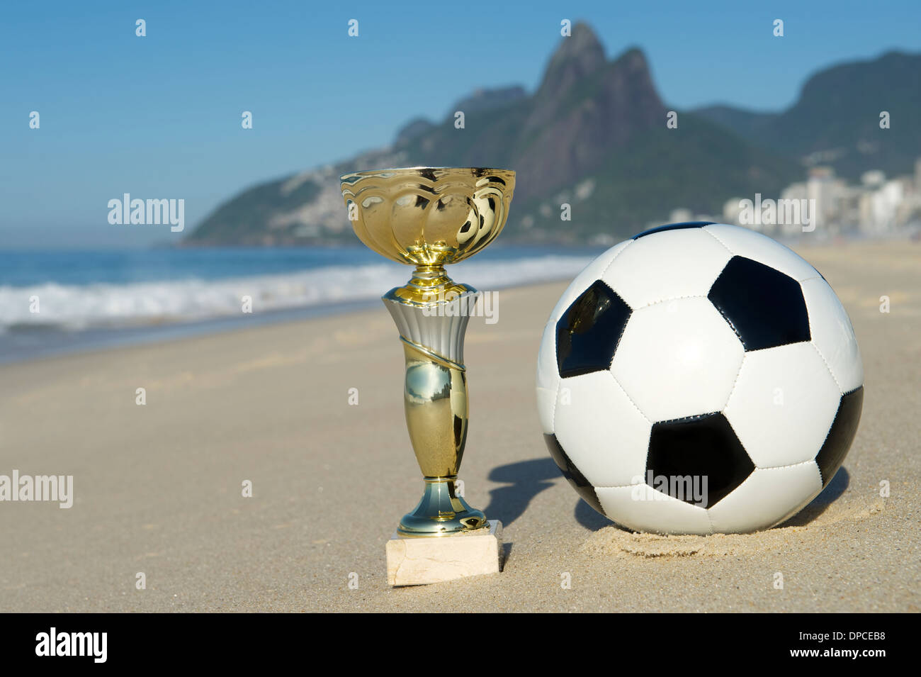 Le Brésil champion soccer football trophée avec la plage d'Ipanema Rio de Janeiro Brésil Banque D'Images