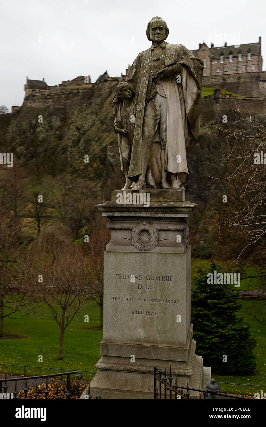 Le révérend Thomas Guthrie's 1803-1873 statue 1910 Princes Street Gardens : Bible dans les mains et les bras autour d'un enfant vêtu raggedly Banque D'Images