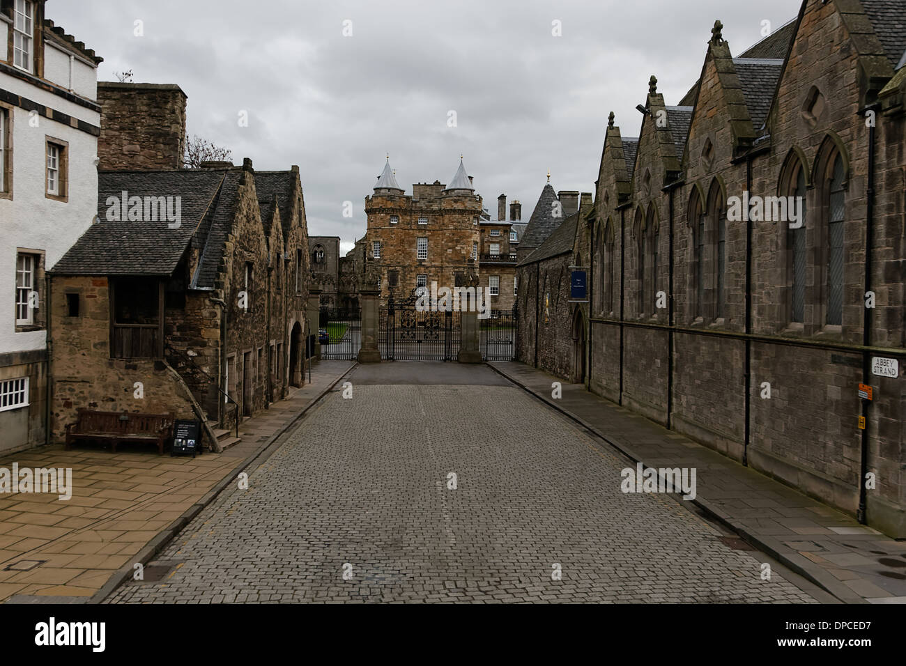 Abbey Strand Road menant aux portes du palais de Holyroodhouse Edimbourg Banque D'Images