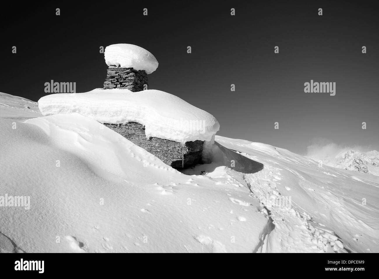 Paysage d'hiver avec des blocs rocheux étrange recouverte d'une épaisse neige balayées par. Banque D'Images