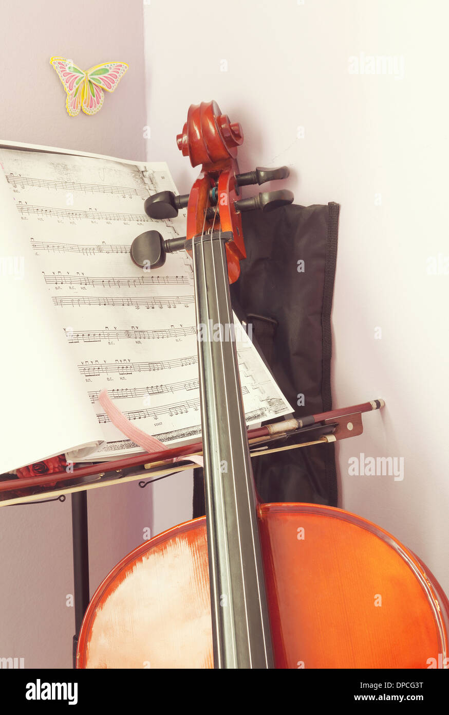 Coin de la chambre d'un enfant avec violoncelle et scripts prêts à exercer. Banque D'Images