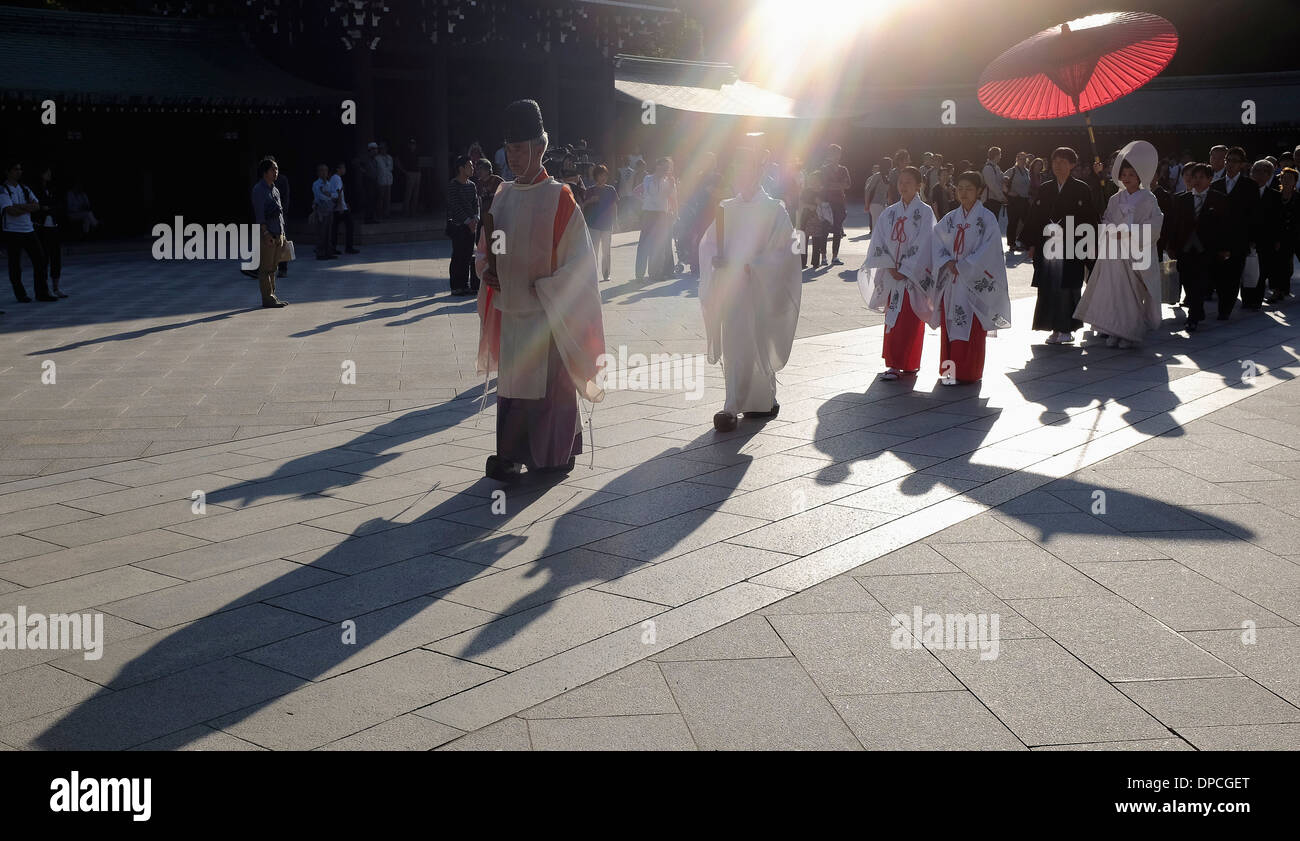 Cérémonie de mariage de style traditionnel japonais au sanctuaire de Meiji Banque D'Images