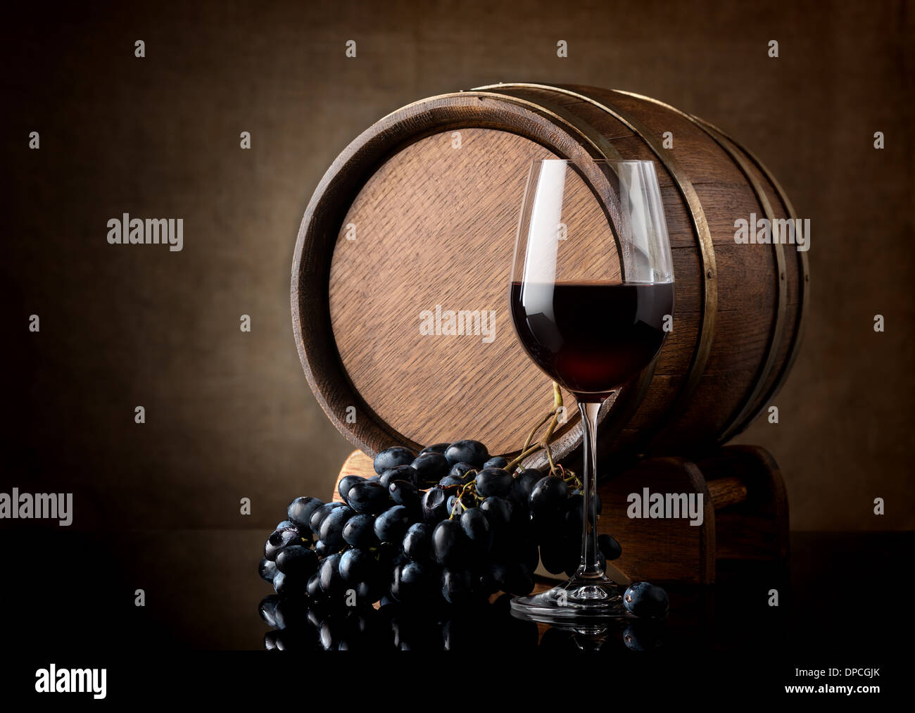 Verre de vin rouge et d'un tonneau en bois Banque D'Images