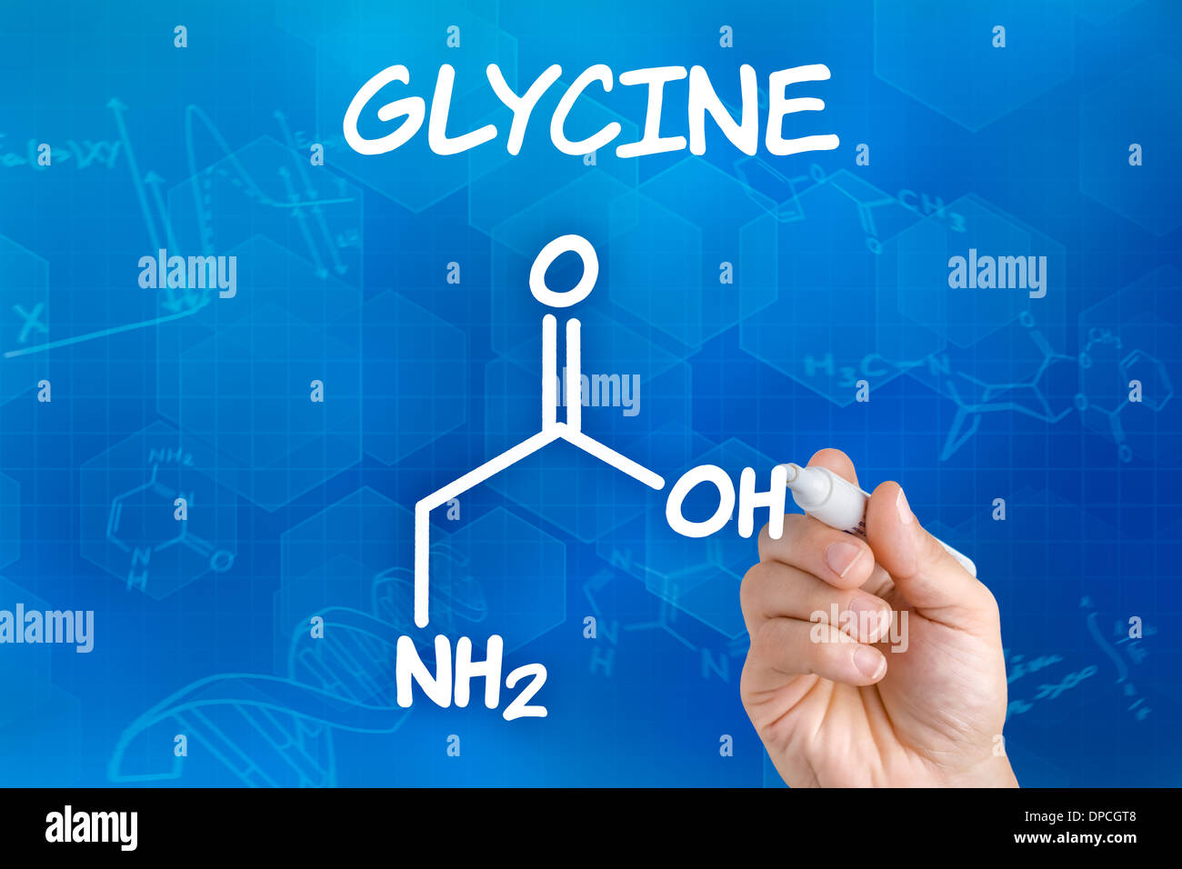 La main avec dessin de plume la formule chimique de la glycine Banque D'Images