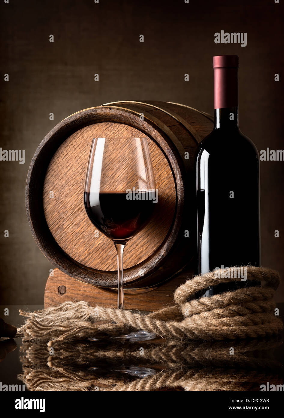 Bouteille de vin rouge, les raisins et le baril en bois Banque D'Images